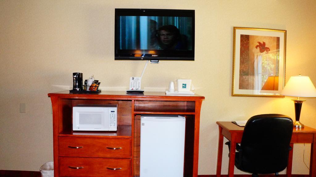 Quality Inn & Suites Kansas City - Independence I-70 East Eksteriør billede