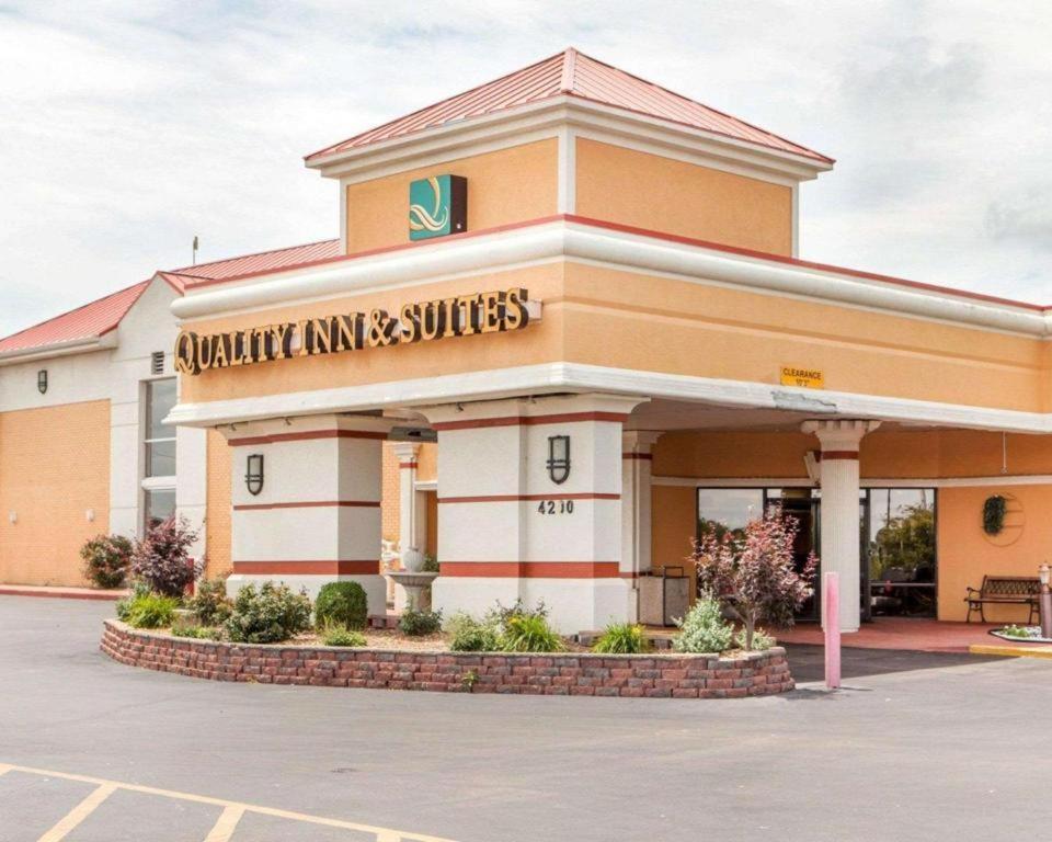 Quality Inn & Suites Kansas City - Independence I-70 East Eksteriør billede