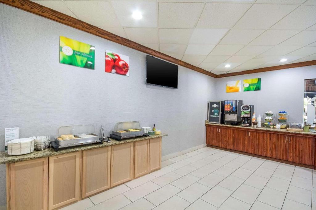 Quality Inn & Suites Kansas City - Independence I-70 East Eksteriør billede